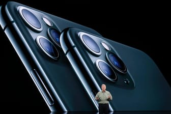Phil Schiller von Apple präsentiert die neuen iPhones: Für gewöhnlich fallen die Preise der Geräte nach einigen Monaten.