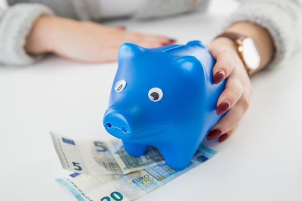 Sparschwein und Geldscheine: Ein Drittel der Deutschen spart nicht regelmäßig. Das geht aus einer Forsa-Umfrage hervor.
