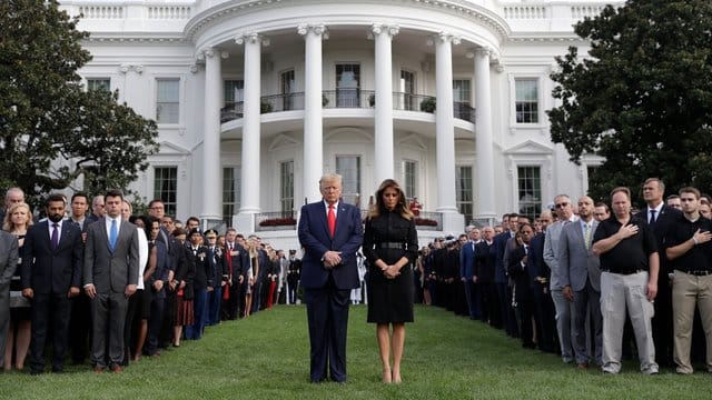 Donald Trump legt gemeinsam mit Ehefrau Melania Trump und Gästen eine Schweigeminute vor dem Weißen Haus zum 18. Donald Trump legt gemeinsam mit Ehefrau Melania Trump und Gästen eine Schweigeminute vor dem Weißen Haus zum 18.