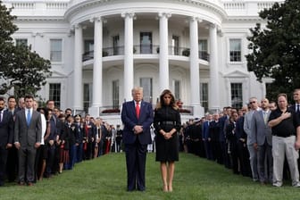 Donald Trump legt gemeinsam mit Ehefrau Melania Trump und Gästen eine Schweigeminute vor dem Weißen Haus zum 18.
