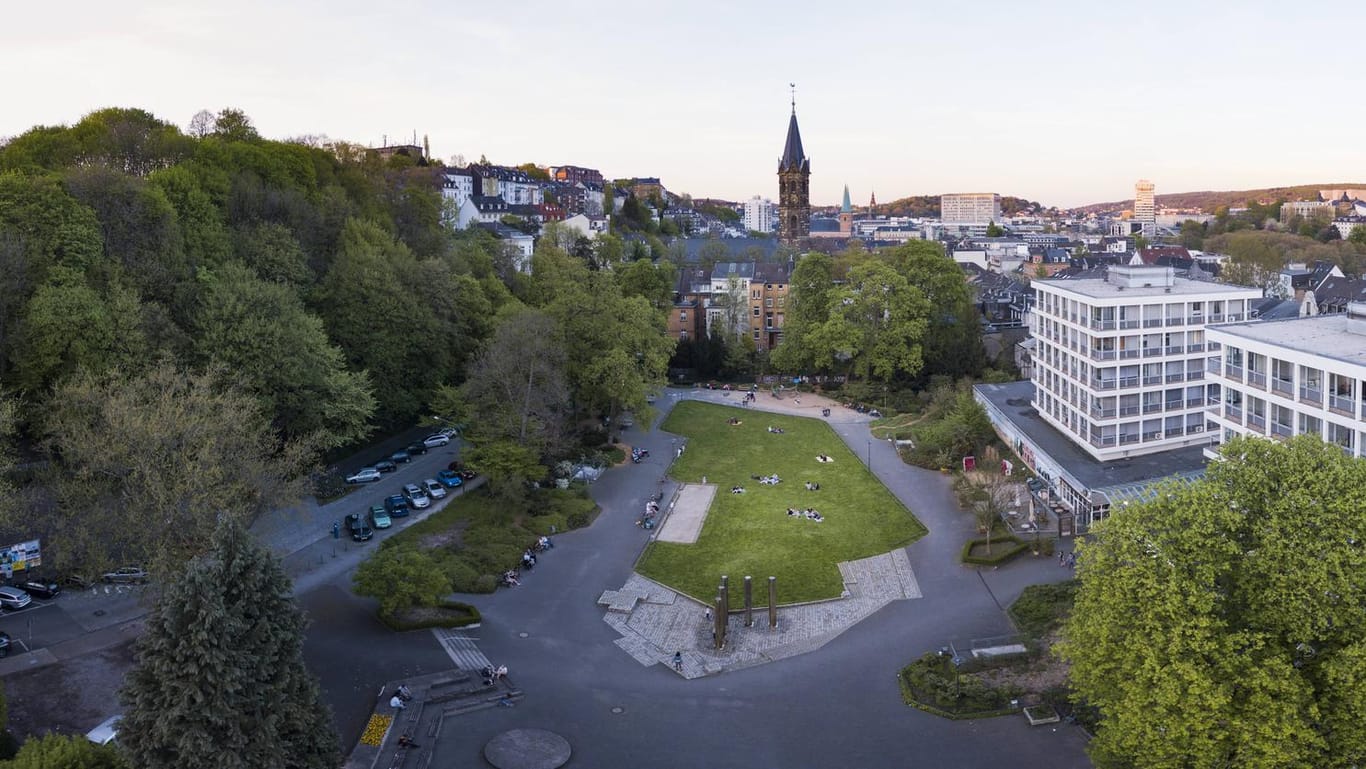 Sicht auf den Deweerth'scher Garten in Wuppertal: Die Stadt ruft die Wuppertaler zu Spenden auf, um Bäume zu pflanzen.