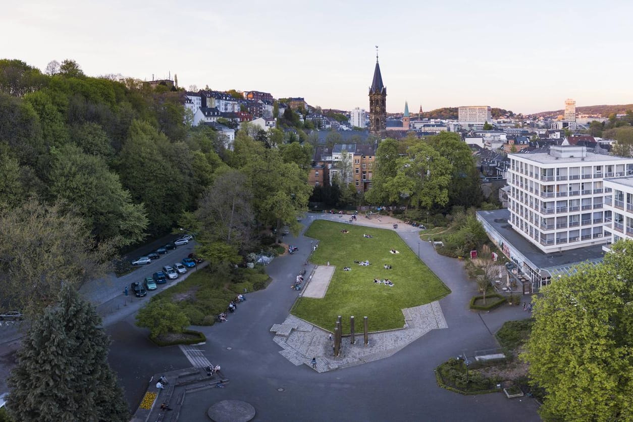 Sicht auf den Deweerth'scher Garten in Wuppertal: Die Stadt ruft die Wuppertaler zu Spenden auf, um Bäume zu pflanzen.