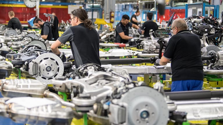 Montagemitarbeiter in einem Autowerk: Der deutschen Wirtschaft wird ein weiterer Abwärtstrend prophezeit.
