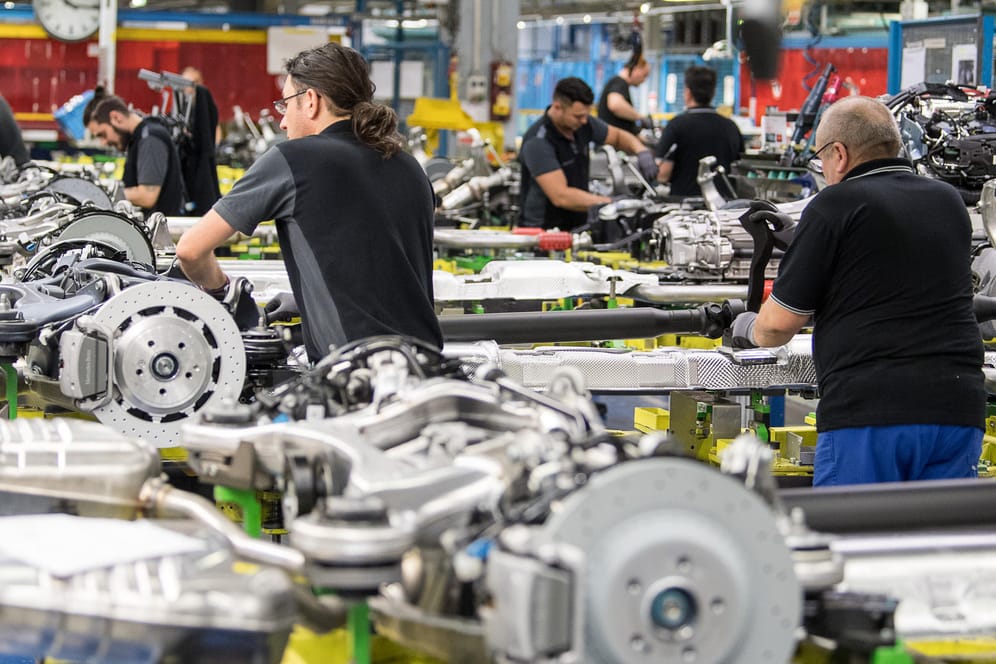 Montagemitarbeiter in einem Autowerk: Der deutschen Wirtschaft wird ein weiterer Abwärtstrend prophezeit.