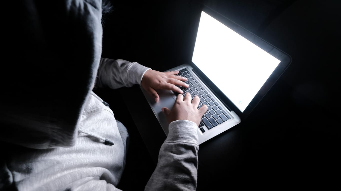Ein Unbekannter im Internet: Die Polizei verfolgt Straftaten auch Online.