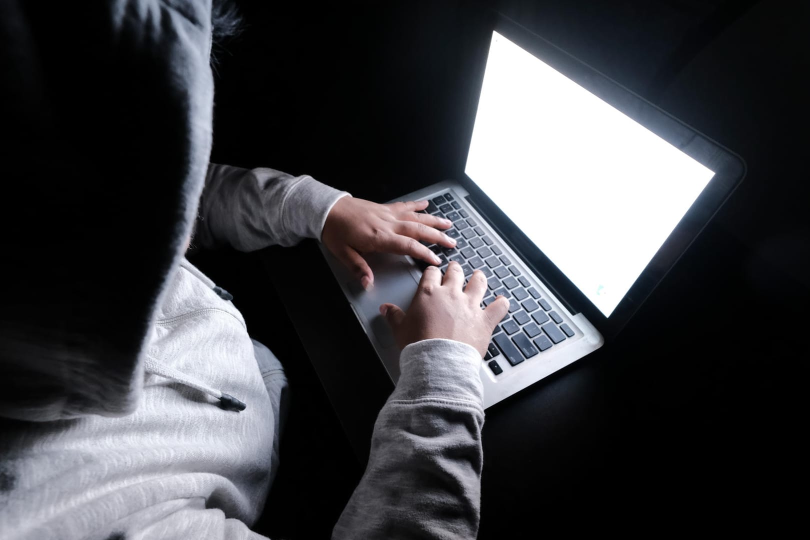 Ein Unbekannter im Internet: Die Polizei verfolgt Straftaten auch Online.