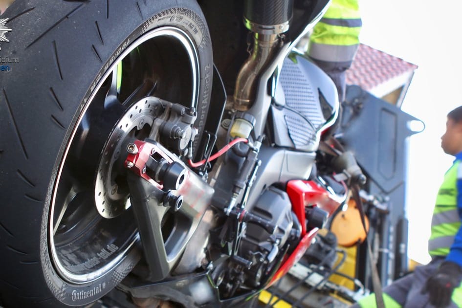 Motorrad eines Verdächtigen: Die Polizei in Südhessen hat zahlreiche Anwesen durchsucht – wegen illegaler Motorradrennen.