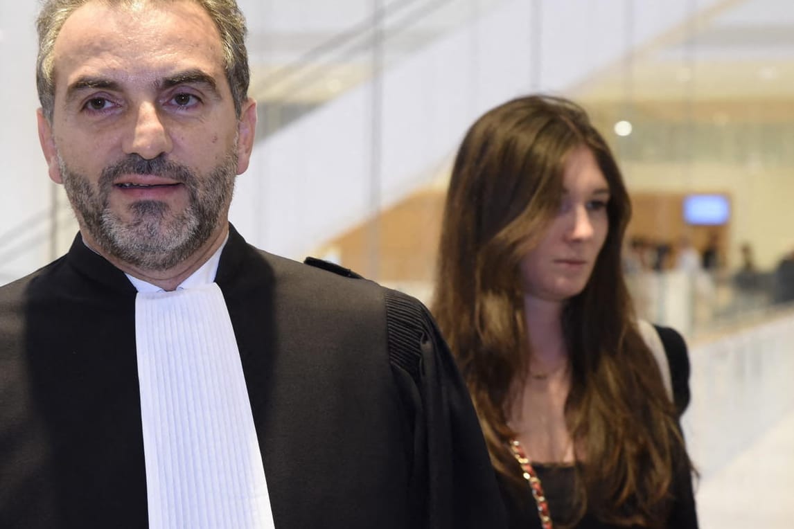 Die saudische Prinzessin Hassa bint Salman mit ihrem Anwalt bei einer früheren Verhandlung in Juli: Das Urteil wird in ihrer Abwesenheit verkündet.