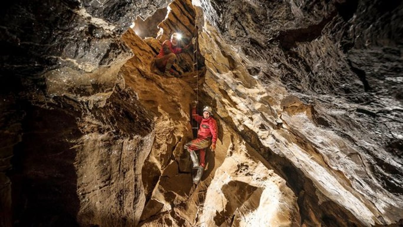 Forscher erkunden das Innere der Windloch-Höhle.