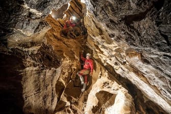 Forscher erkunden das Innere der Windloch-Höhle.