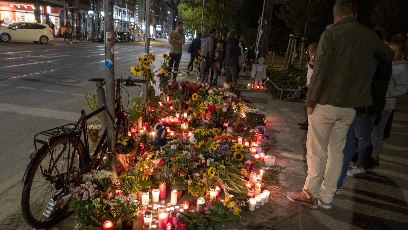 Blumen und Kerzen bei einer Mahnwache für die Unfallopfer: Der Fahrer schweigt zu dem Unglück.