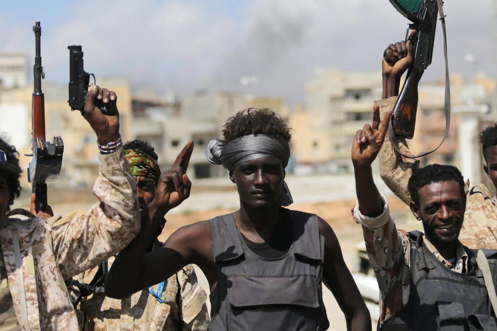 Angehörige der offiziellen libyschen Armee: Deutschland will eine internationale Konferenz ausrichten, um einen Stellvertreterkrieg zu verhindern.