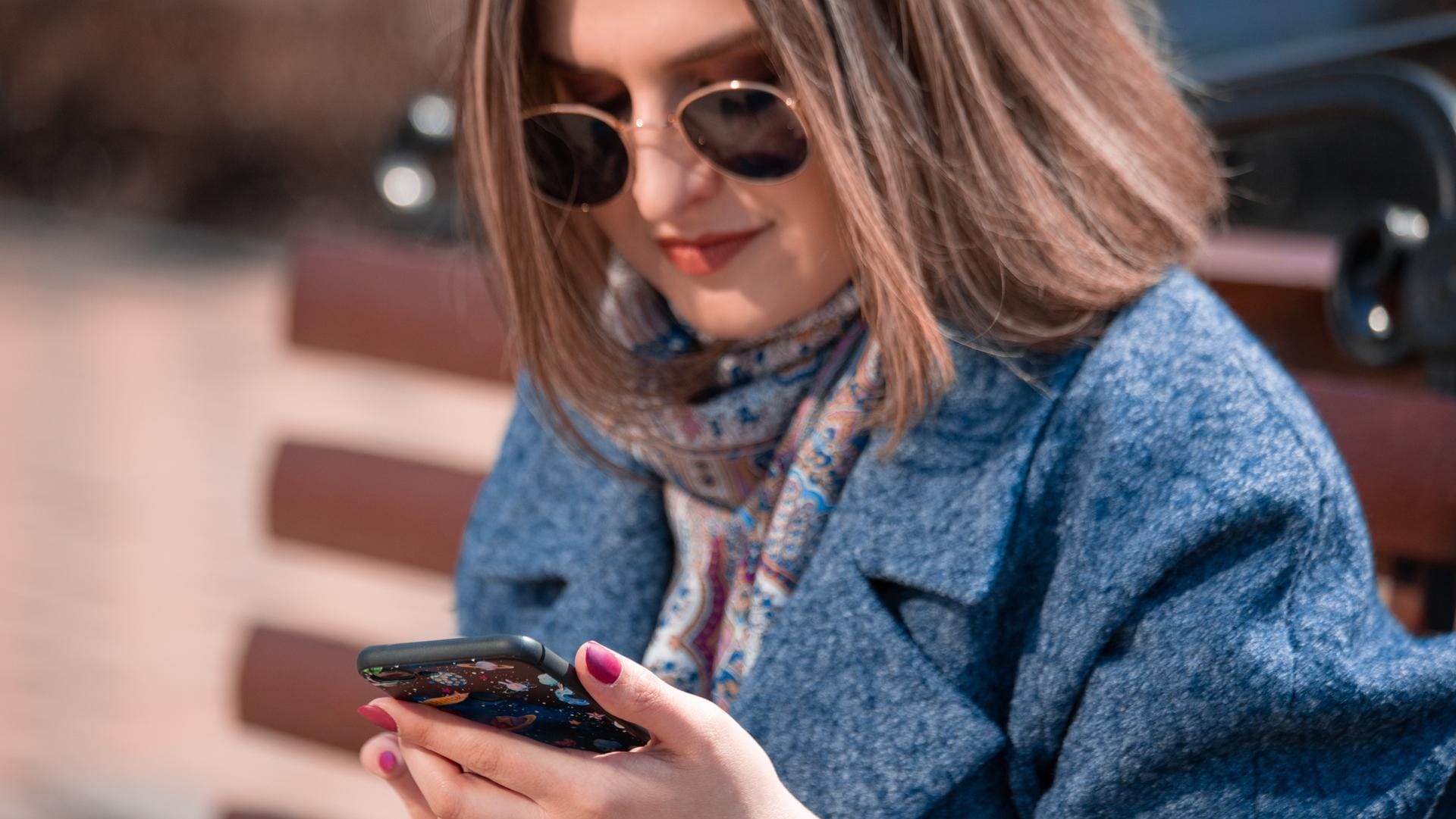 Eine Frau am Handy: Essen will kostenloses Internet in der Stadt testen. Eine Frau am Handy: Essen will kostenloses Internet in der Stadt testen.