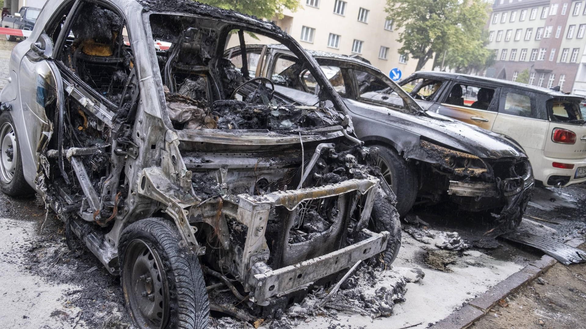 Ausgebranntes Auto in Berlin: Allein im Jahr 2018 zählte die Polizei 446 solcher Fälle. Ausgebranntes Auto in Berlin: Allein im Jahr 2018 zählte die Polizei 446 solcher Fälle.