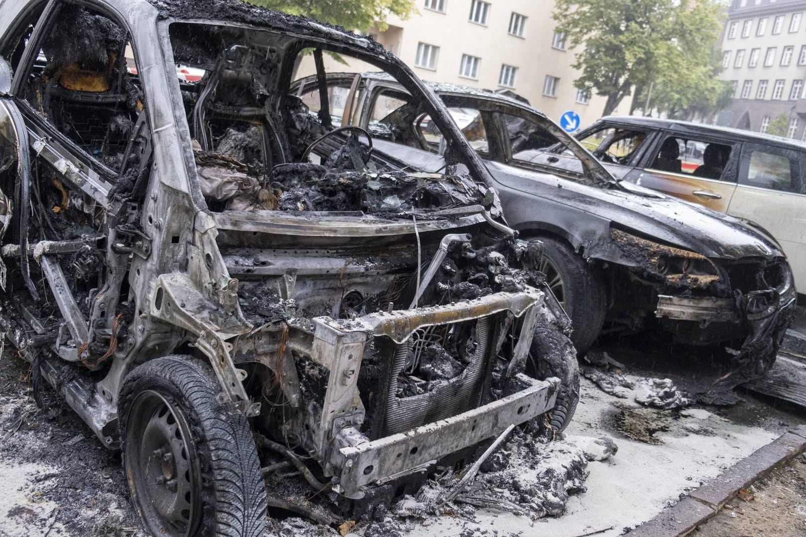Ausgebranntes Auto in Berlin: Allein im Jahr 2018 zählte die Polizei 446 solcher Fälle.