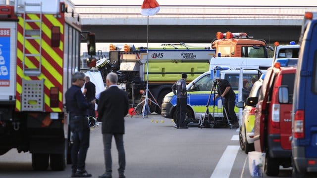 Polizisten stehen an der Anschlussstelle Hellersdorf auf der A10 nordöstlich von Berlin.