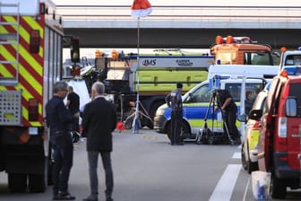 Polizisten stehen an der Anschlussstelle Hellersdorf auf der A10 nordöstlich von Berlin.