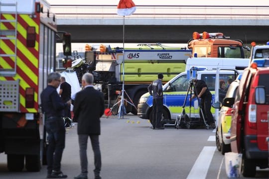 Polizisten stehen an der Anschlussstelle Hellersdorf auf der A10 nordöstlich von Berlin.