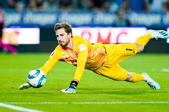 Kevin Trapp sieht Eintracht Frankfurt verbessert.