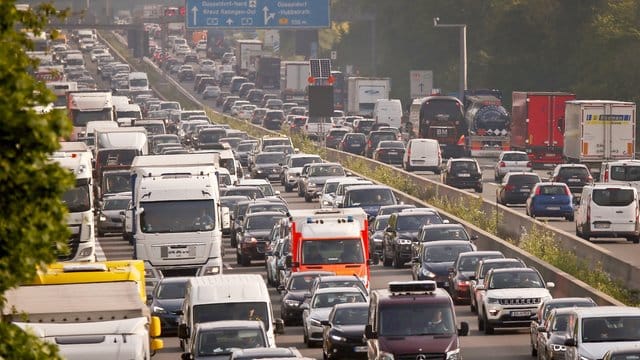 Fahrzeuge stauen sich auf der Autobahn 3 in Nordrhein-Westfalen.