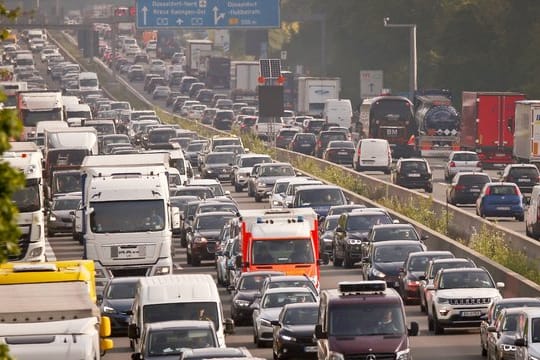 Fahrzeuge stauen sich auf der Autobahn 3 in Nordrhein-Westfalen.