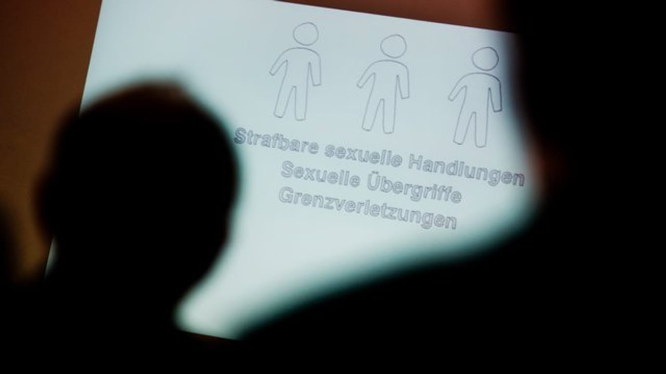 In Bielefeld steht ein Physiotherapeut vor Gericht, dem schwerer sexueller Missbrauch von Kindern vorgeworfen wird.