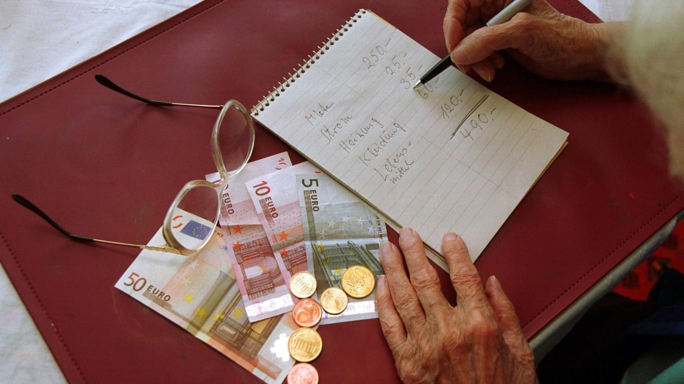 Geld zählen (Symbolbild): Armut im Alter ist ein wachsendes Problem in Deutschland.