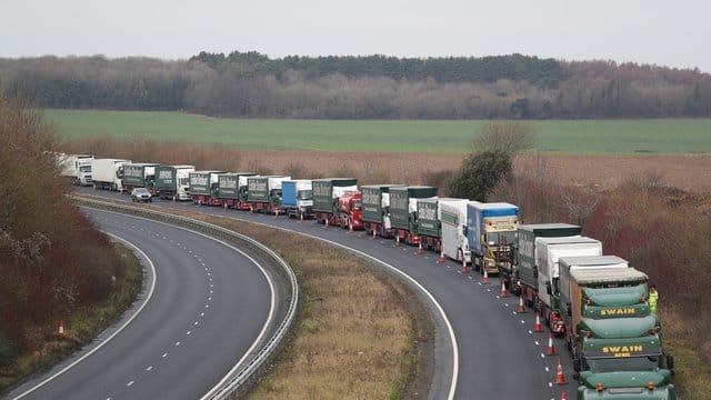 Lastwagen auf der A526 außerhalb von Dover: Die britische Regierung testete schon vor Monaten jede Möglichkeit, das Brexit-Chaos zu begrenzen. Lastwagen auf der A526 außerhalb von Dover: Die britische Regierung testete schon vor Monaten jede Möglichkeit, das Brexit-Chaos zu begrenzen.