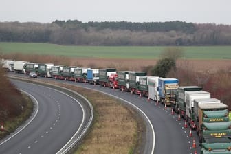 Lastwagen auf der A526 außerhalb von Dover: Die britische Regierung testete schon vor Monaten jede Möglichkeit, das Brexit-Chaos zu begrenzen.