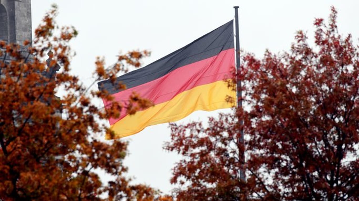 Bei einer Umfrage haben 53 Prozent der Befragten der Aussage zugestimmt, dass die Demokratie in Deutschland in Gefahr ist.