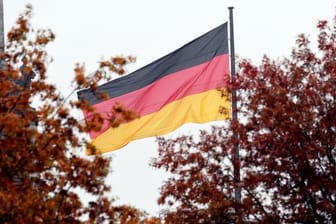 Bei einer Umfrage haben 53 Prozent der Befragten der Aussage zugestimmt, dass die Demokratie in Deutschland in Gefahr ist.