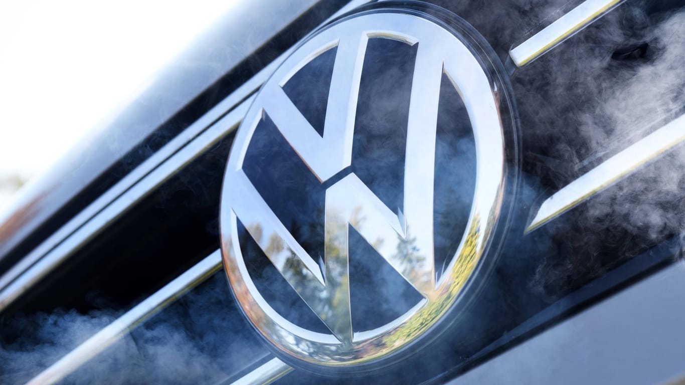 VW-Zeichen auf einem Auto: Wurde auch der Euro-6-Motor mit einer illegalen Abschalt-Software ausgestattet? (Symbolbild)
