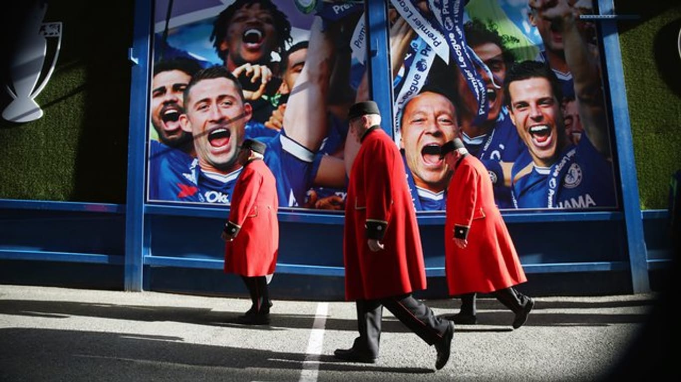 "Chelsea Pensioners" kommen zum Spiel des FC Chelsea gegen Manchester United ins Stadion an der Stamford Bridge.