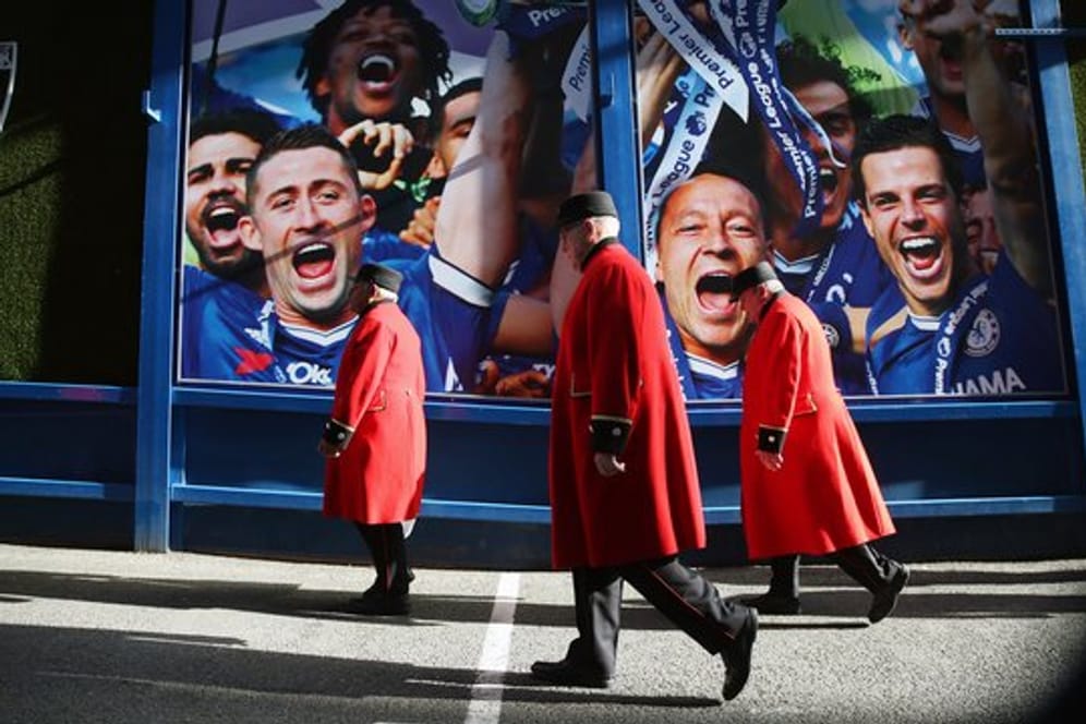 "Chelsea Pensioners" kommen zum Spiel des FC Chelsea gegen Manchester United ins Stadion an der Stamford Bridge.