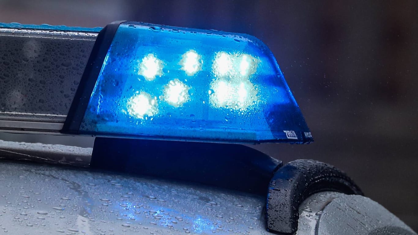 Streifenwagen mit Blaulicht: In Halstenbek bei Hamburg hat ein Erstklässler einen Polizeieinsatz ausgelöst.