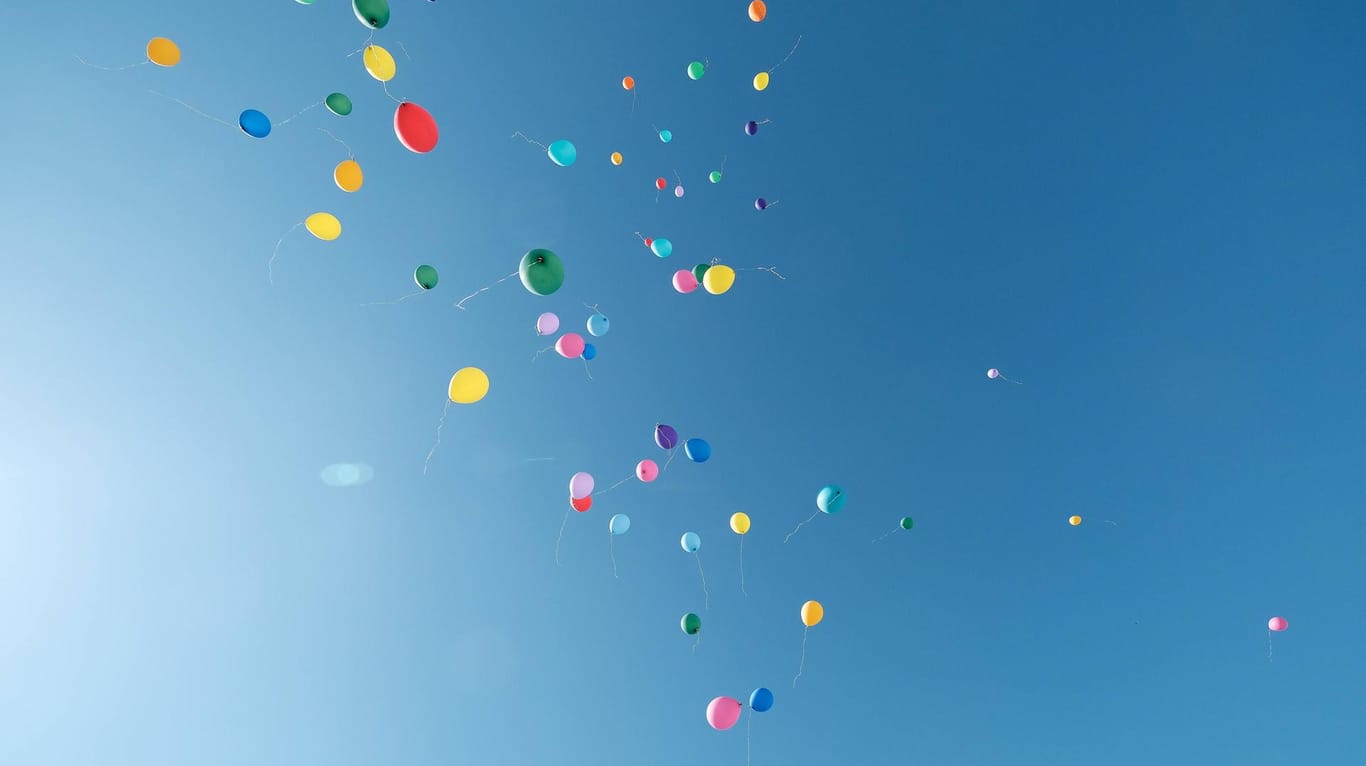 Luftballons am Himmel
