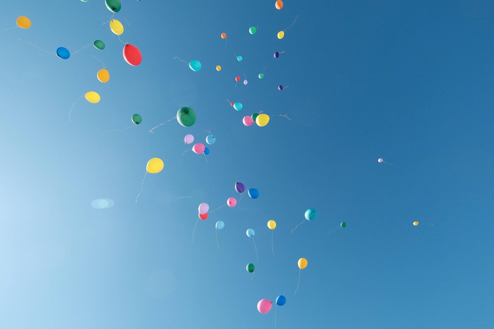 Luftballons am Himmel