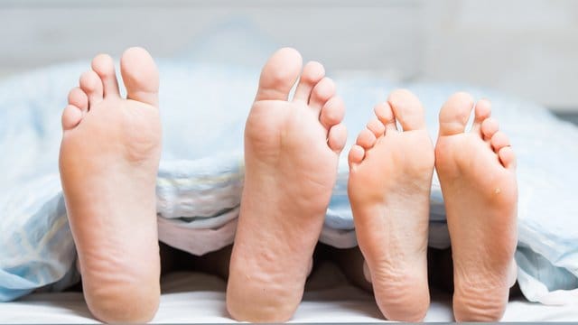 Das Smartphone wird immer mehr zur dominierenden Freizeitaktivität - und verdrängt so sogar den Sex aus den Betten der Deutschen. Das Smartphone wird immer mehr zur dominierenden Freizeitaktivität - und verdrängt so sogar den Sex aus den Betten der Deutschen.