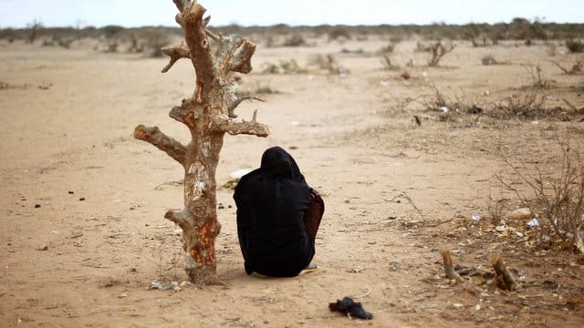 Eine schwangere Frau aus Somalia in der Nähe eines UNHCR Flüchtlingslagers in Kenia. Eine schwangere Frau aus Somalia in der Nähe eines UNHCR Flüchtlingslagers in Kenia.