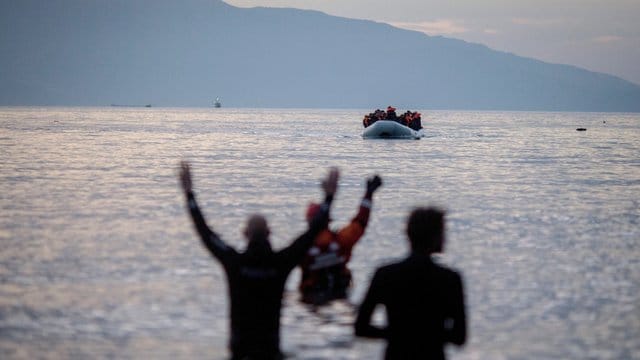 Flüchtlinge kommen in einem Schlauchboot aus der Türkei auf der griechischen Insel Lesbos an. Flüchtlinge kommen in einem Schlauchboot aus der Türkei auf der griechischen Insel Lesbos an.