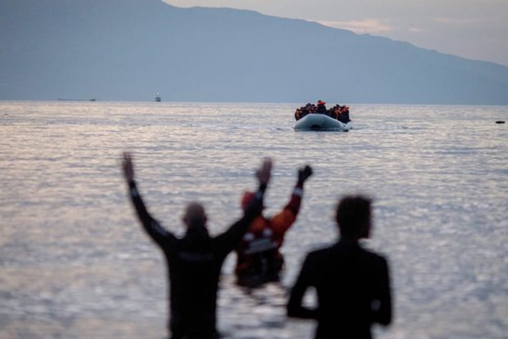 Flüchtlinge kommen in einem Schlauchboot aus der Türkei auf der griechischen Insel Lesbos an.