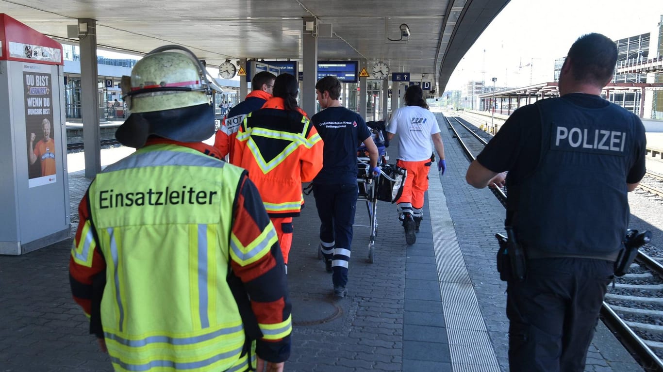 Großeinsatz von Feuerwehr, Sanitätern und Polizei: In Bielefeld hat ein 39-Jähriger Schüler angegriffen. Er erklärte das damit, Rassist zu sein (Symbolfoto).Rett