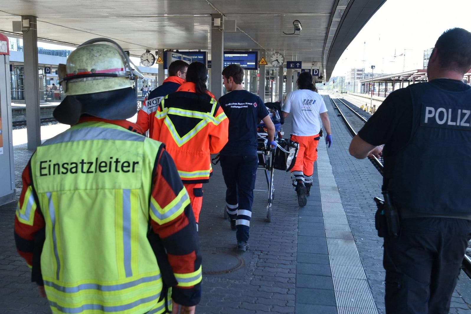 Großeinsatz von Feuerwehr, Sanitätern und Polizei: In Bielefeld hat ein 39-Jähriger Schüler angegriffen. Er erklärte das damit, Rassist zu sein (Symbolfoto).Rett
