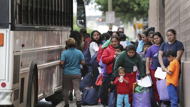 Migranten mit Kindern vor einer texanischen Haftanstalt. Migranten mit Kindern vor einer texanischen Haftanstalt.