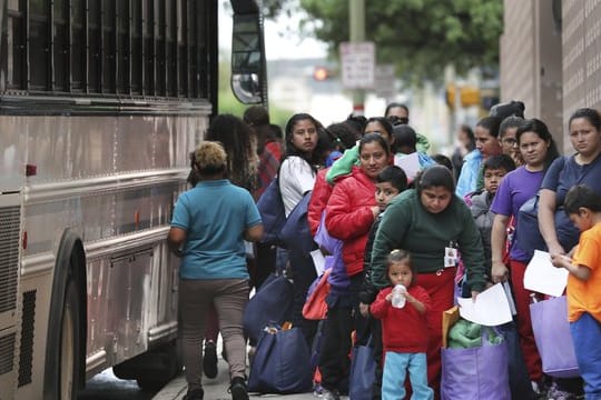 Migranten mit Kindern vor einer texanischen Haftanstalt.