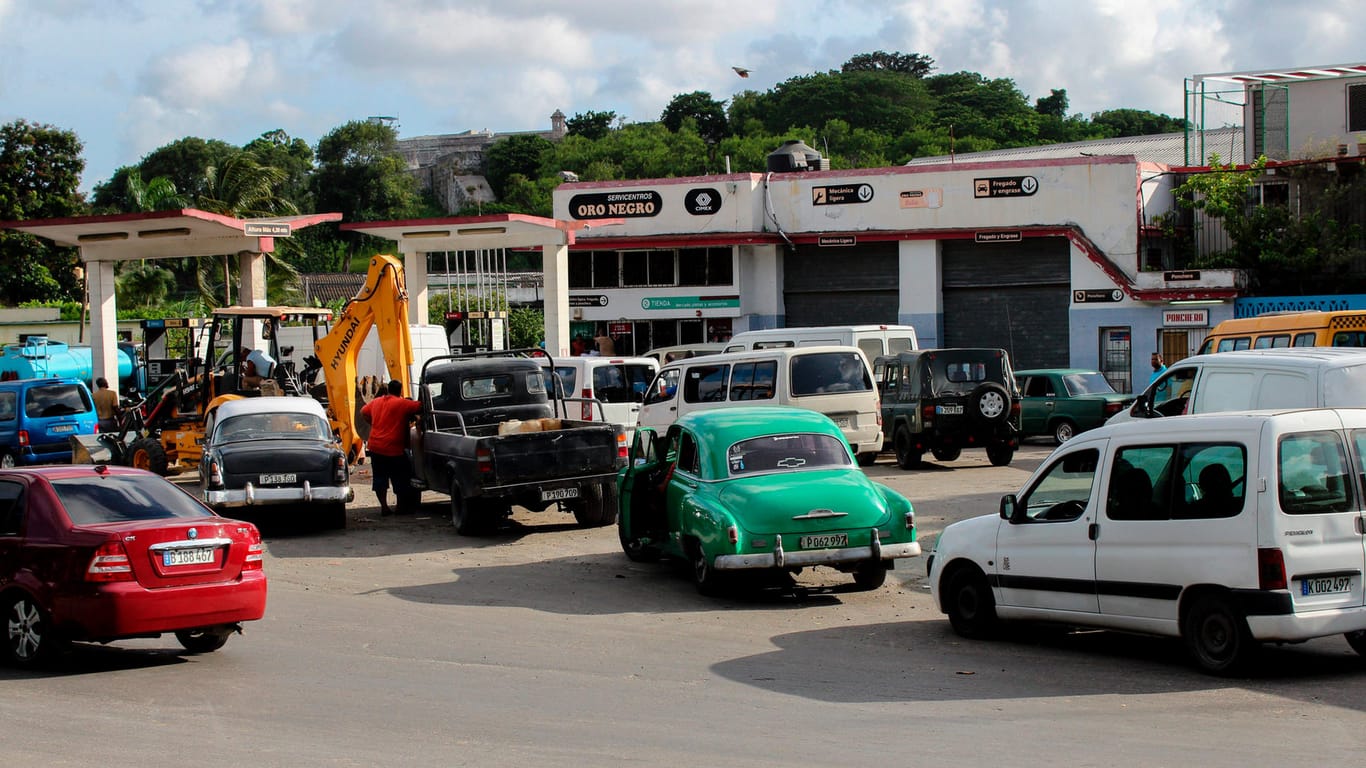 Fahrzeuge warten an einer Tankstelle