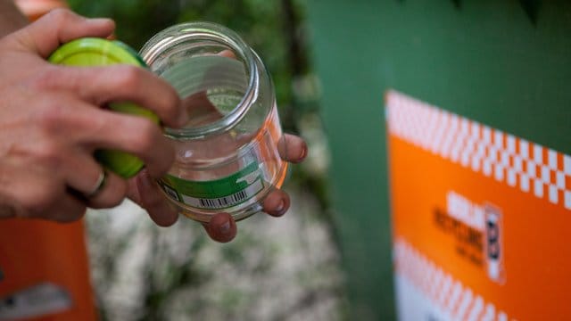 Lieber ohne: Deckel gehören nicht in den Glascontainer, Recycler können sie aber notfalls herausfiltern.