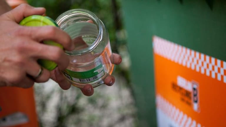 Lieber ohne: Deckel gehören nicht in den Glascontainer, Recycler können sie aber notfalls herausfiltern.