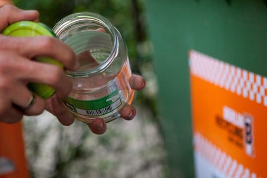 Lieber ohne: Deckel gehören nicht in den Glascontainer, Recycler können sie aber notfalls herausfiltern.