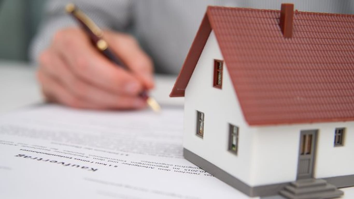 Wer ein Haus verkauft, kann sich ein sogenanntes Wohnrecht zusichern lassen.